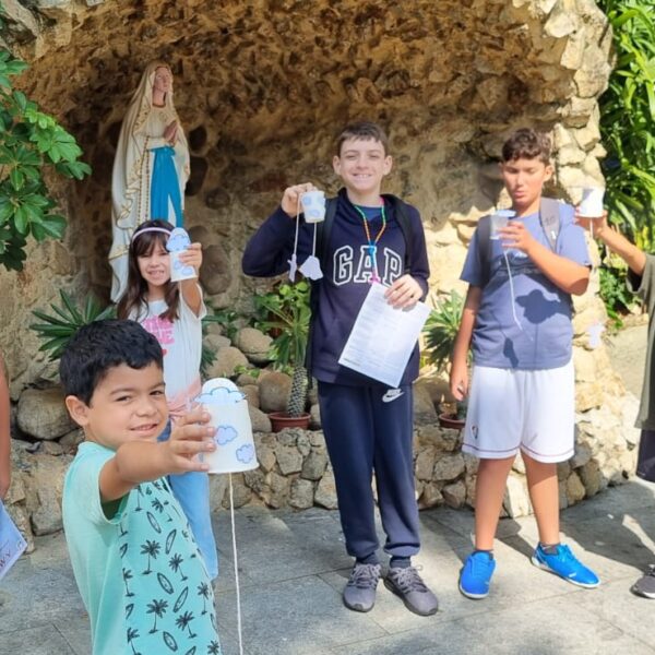 Crianças da Catequese na Gruta de N. S. de Lourdes
