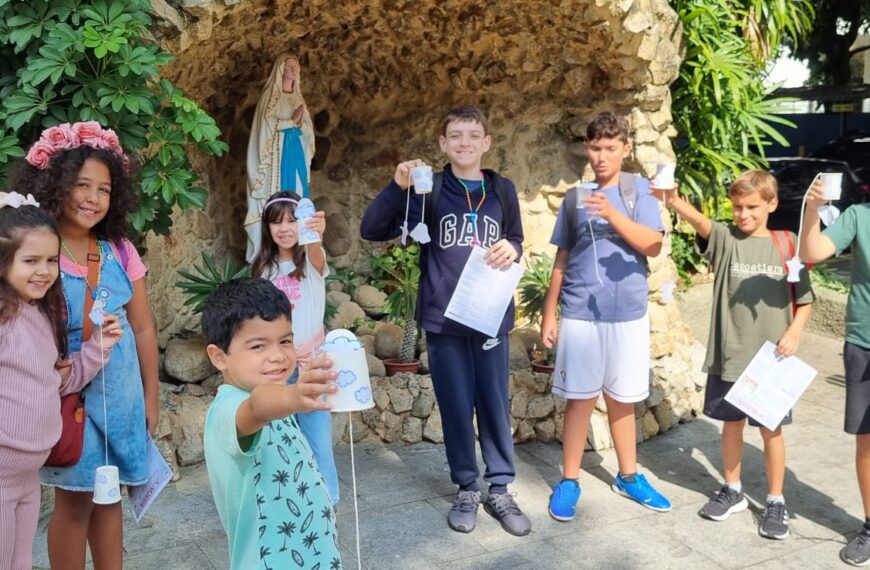 Crianças da Catequese na Gruta de N. S. de Lourdes