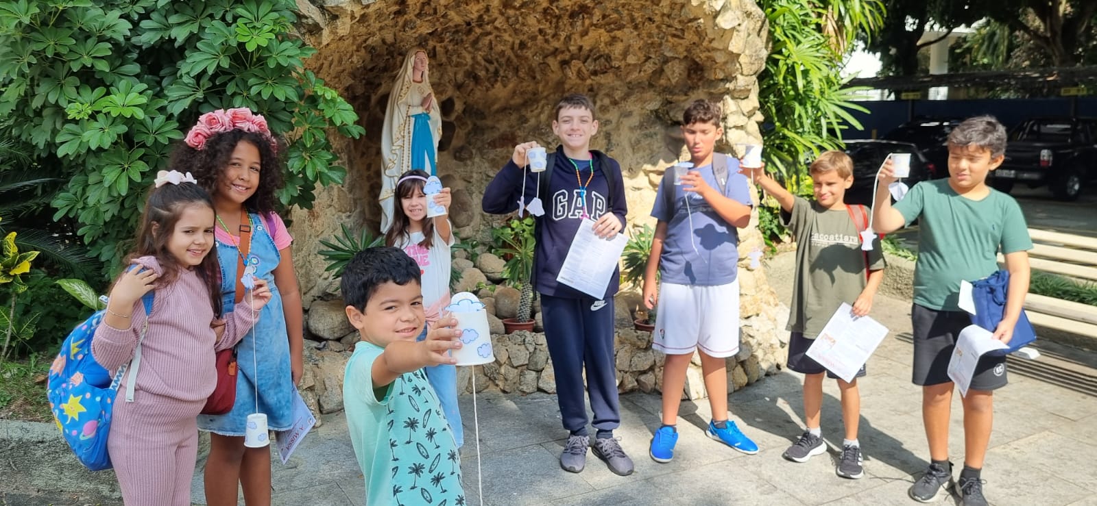Crianças da Catequese na Gruta de N. S. de Lourdes